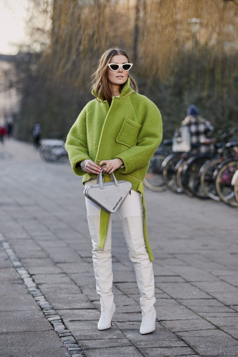 White Knee-High Boots with Oversized Jacket and Trousers White Knee-High Boots with Oversized Jacket and Trousers — Winter Boots Outfits