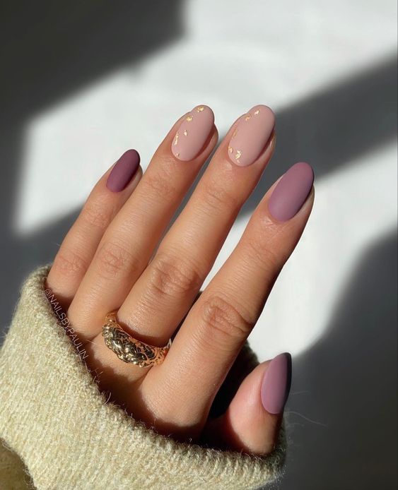 Dusty Rose Mauve Oval with Gold Leaf Accents Dusty Rose Mauve Oval with Gold Leaf Accents — Winter Wedding Nails