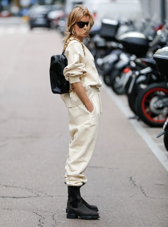 Cozy Cream Fleece Sweat Suit and Chunky Boots — Baddie Winter Outfits