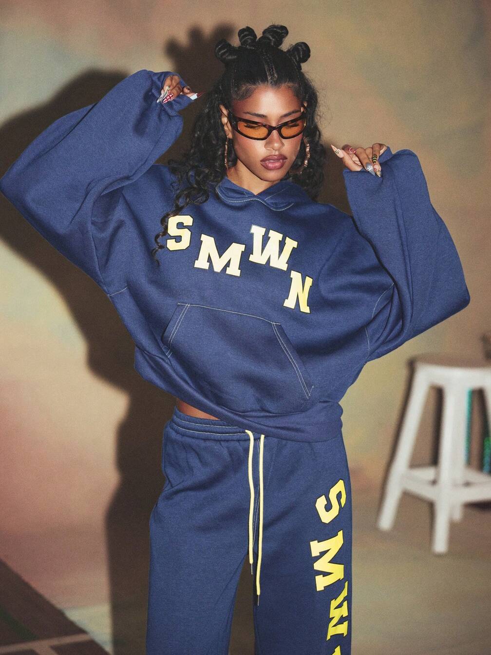 Cozy Athleisure: Oversized Hoodie and Sweatpants Set — Winter College Outfits