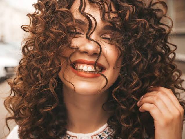 Curly Mid-Back Balayage With Curtain Bangs Curly Mid-Back Balayage With Curtain Bangs — Winter Hair Colors