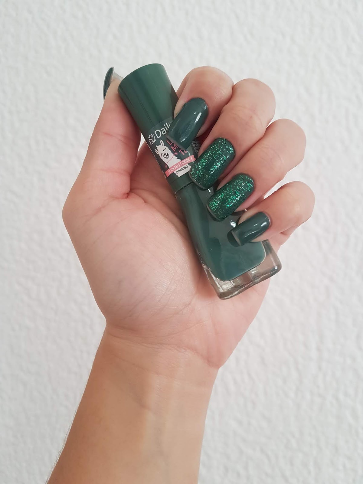 Deep Forest Green Glitter Accent Nails Deep Forest Green Glitter Accent Nails — Winter Dip Powder Nails