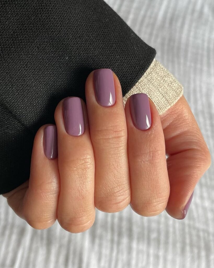 Muted Lavender Grey Short Oval Nails Muted Lavender Grey Short Oval Nails — Winter Nail Colors for Pale Skin
