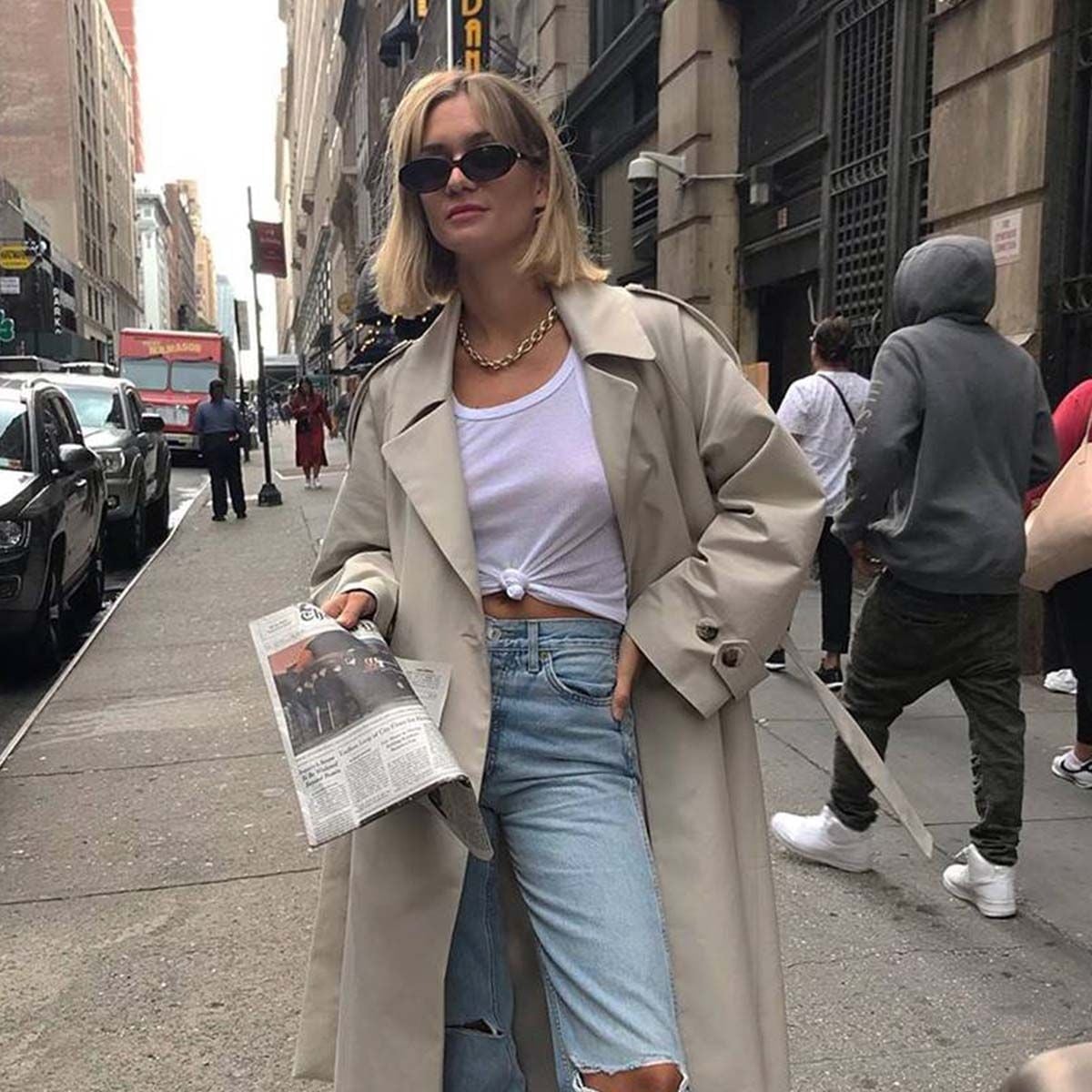 White Knotted T-Shirt With Ripped Jeans — 90s Party Outfit Inspiration