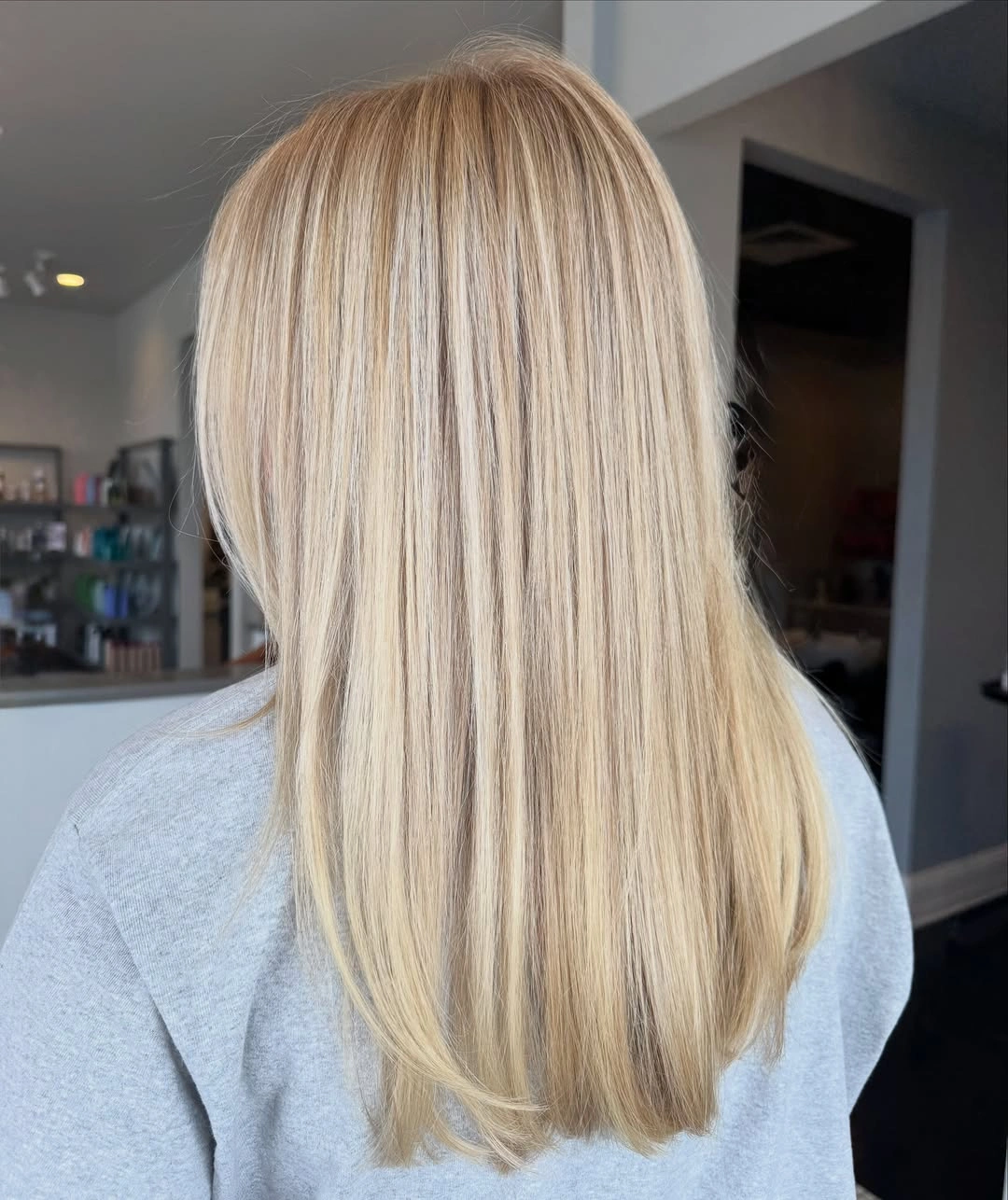 Straight blonde hair with smooth lengths and softly rounded ends