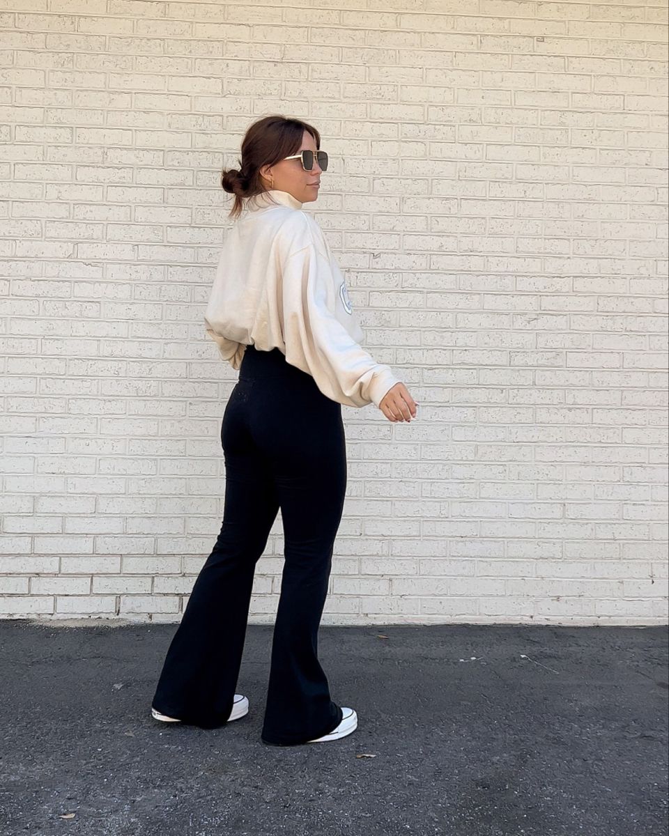 Black Flare Leggings With Oversized Cream Sweatshirt — Aesthetic Black Flare Leggings Outfit