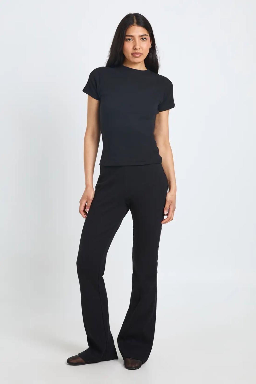Casual Black Flare Leggings With T-Shirt — Aesthetic Black Flare Leggings Outfit