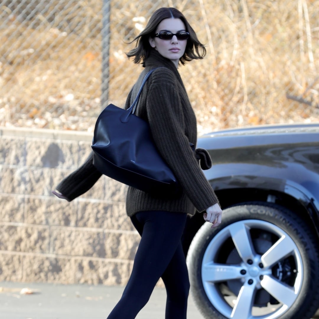 Dark Green Sweater and Black Leggings for a Chic Look Dark Green Sweater and Black Leggings for a Chic Look — Aesthetic Black Leggings Outfit