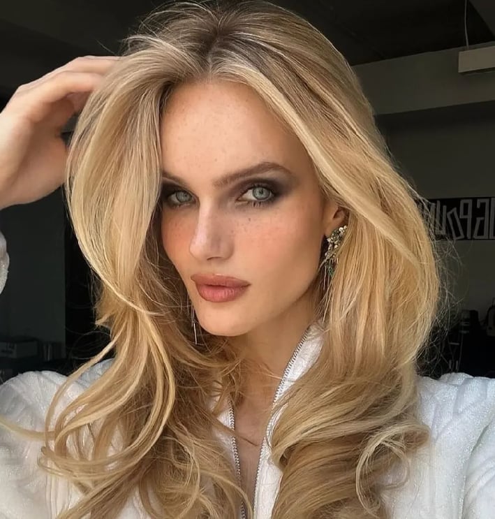 Mid-Back Honey Blonde With Balayage Highlights and Curtain Bangs — Aesthetic Blonde Hair
