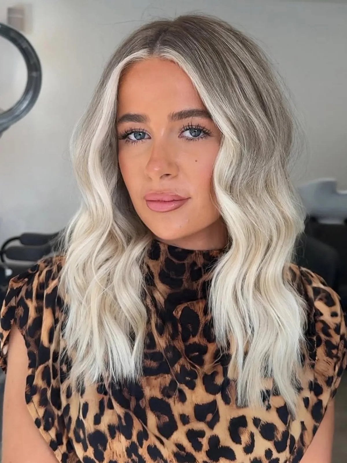 Mid-Back Platinum Blonde In Loose Waves, Close-Up Take — Aesthetic Blonde Hair