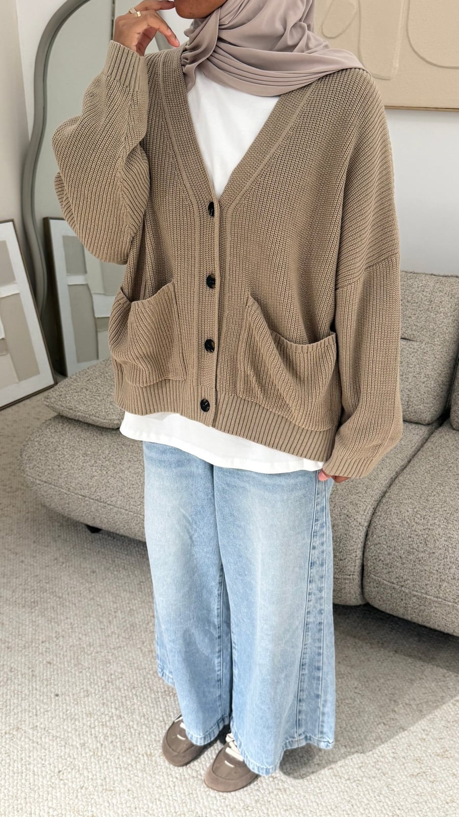 Beige Oversized Cardigan with Jeans and Sneakers — Aesthetic Brown Cardigan Outfit