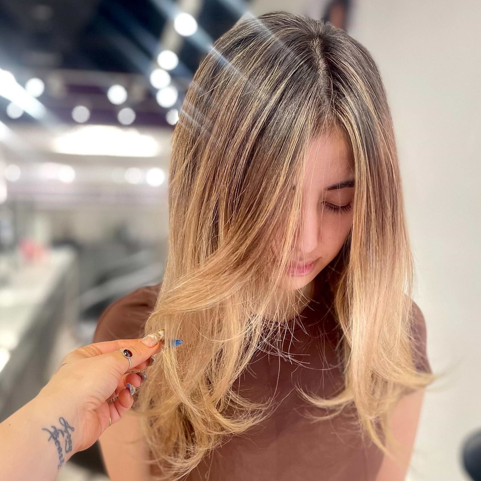 Mid-Back Dimensional Dark Blonde With Root Shadow, Close-Up Take — Aesthetic Dark Blonde Hair