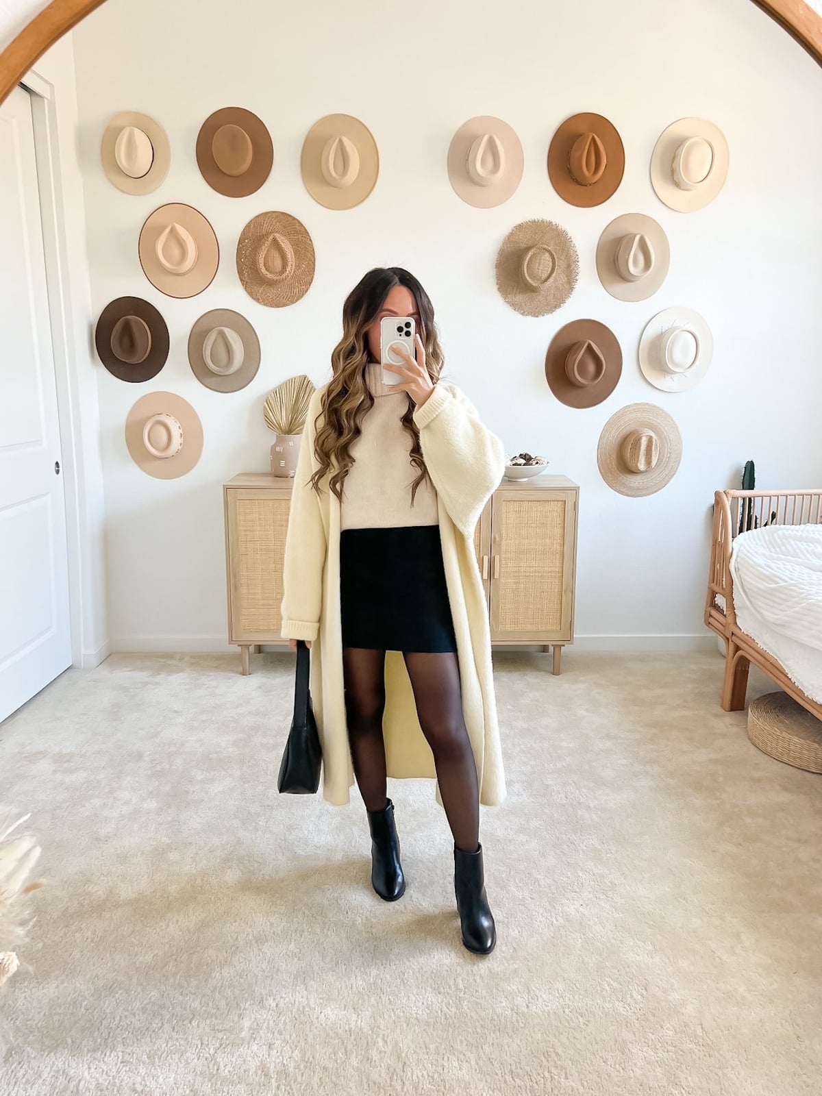 Cream Cardigan with Mini Skirt for Winter Date Cream Cardigan with Mini Skirt for Winter Date — Aesthetic Date Night Outfits