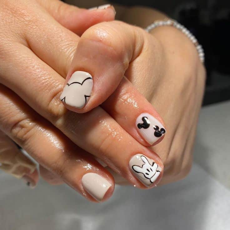 Minimalist Mickey Line Art Short Square Nails Minimalist Mickey Line Art Short Square Nails — Aesthetic Disney Nails