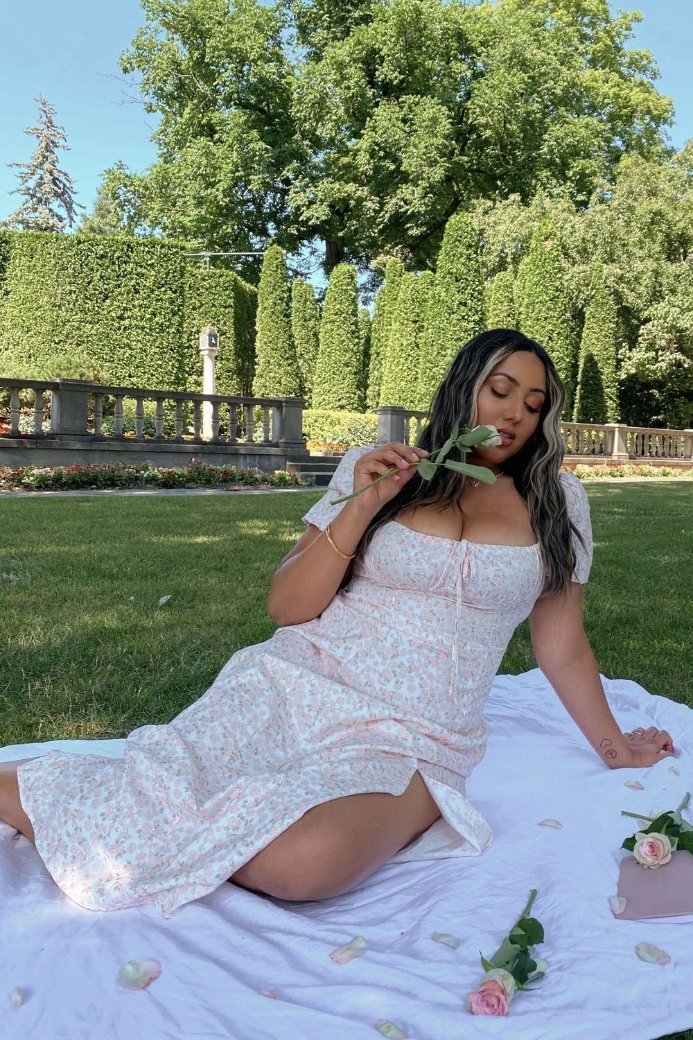 White Floral Print Midi Dress With Sweetheart Neckline White Floral Print Midi Dress With Sweetheart Neckline — Aesthetic Gowns Dresses
