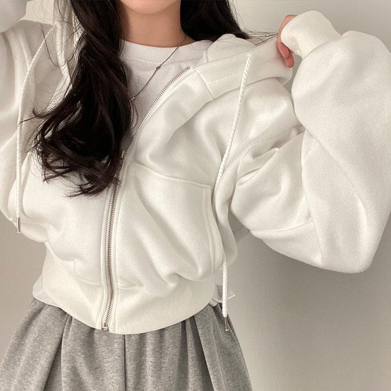 White Cropped Zip-Up Hoodie Over a T-Shirt White Cropped Zip-Up Hoodie Over a T-Shirt — Aesthetic Hoodie Outfits Women