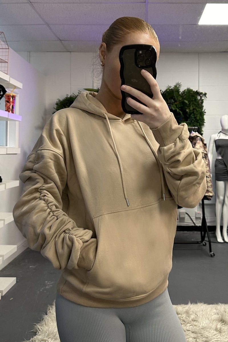 Beige Hoodie with Ruched Sleeves and Ribbed Leggings Beige Hoodie with Ruched Sleeves and Ribbed Leggings — Aesthetic Hoodie Outfits Women