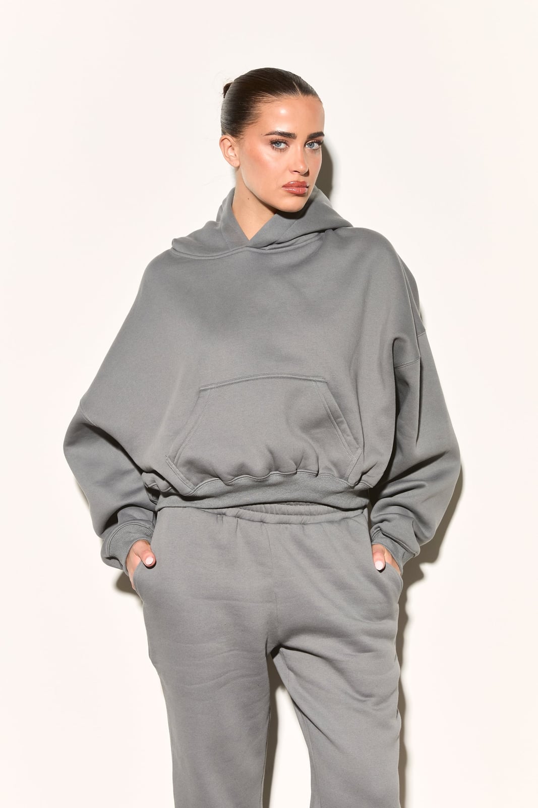 Monochromatic Grey Oversized Hoodie and Sweatpants Set Monochromatic Grey Oversized Hoodie and Sweatpants Set — Aesthetic Hoodie Outfits Women