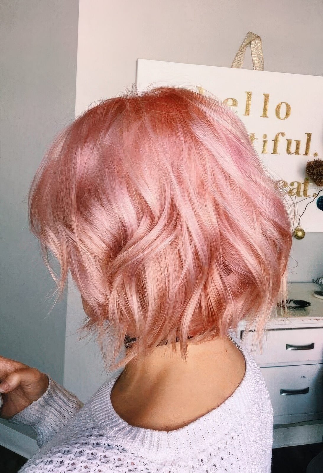 Wavy Collarbone Bob With Pink Highlights Wavy Collarbone Bob With Pink Highlights — Aesthetic Pastel Pink Hair