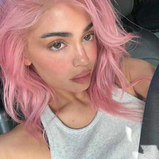 Shoulder Length Hair With Loose Waves Shoulder Length Hair With Loose Waves — Aesthetic Pastel Pink Hair