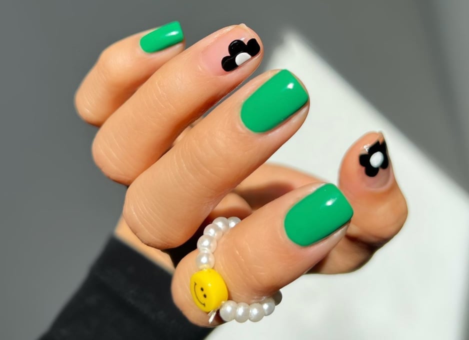 Short Round Green With Black White Flower Art Short Round Green With Black White Flower Art — Aesthetic University Nails