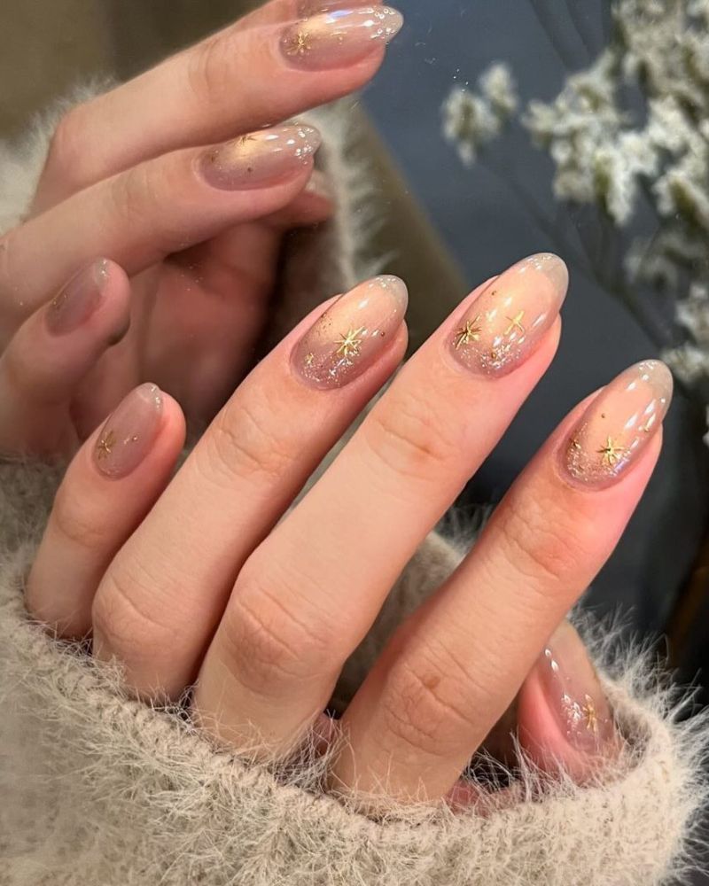 Short Oval Gradient Nails with Gold Star Accents Short Oval Gradient Nails with Gold Star Accents — Best Classy Nails