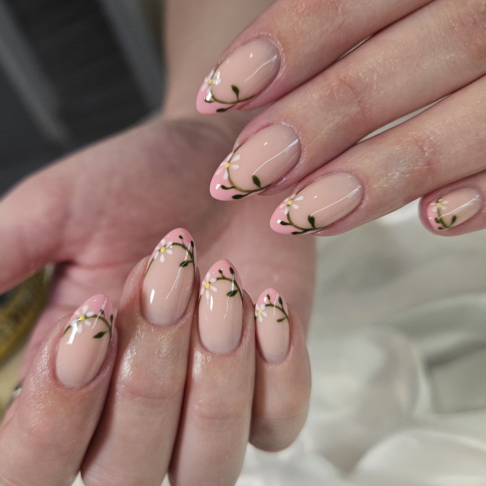 Medium Almond Floral Vine French Tips, миндаль — Best Cute French Tip Nails