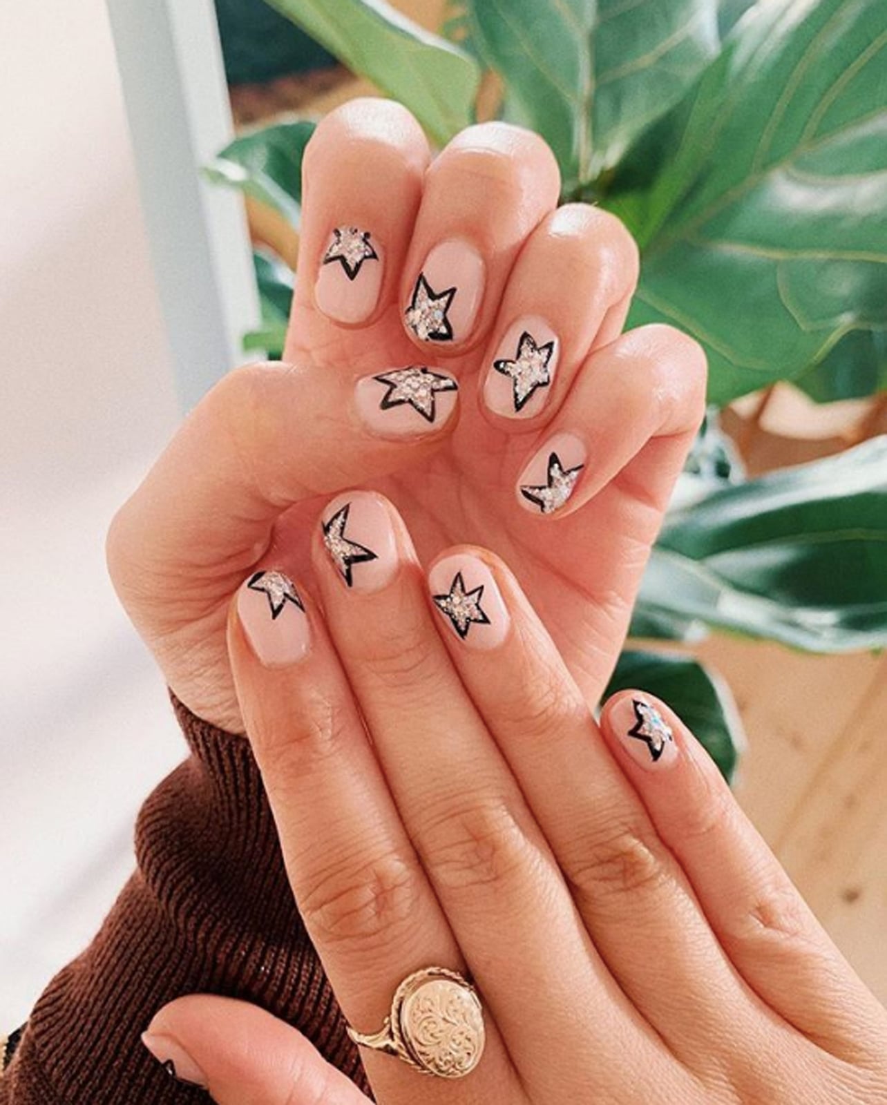 Black Star Glitter Short Oval Nails Black Star Glitter Short Oval Nails — Best Simple Short Nails