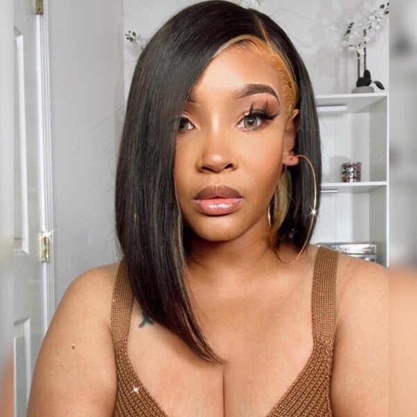 Black Collarbone Bob With Blonde Money Piece — Best Unique Hairstyles