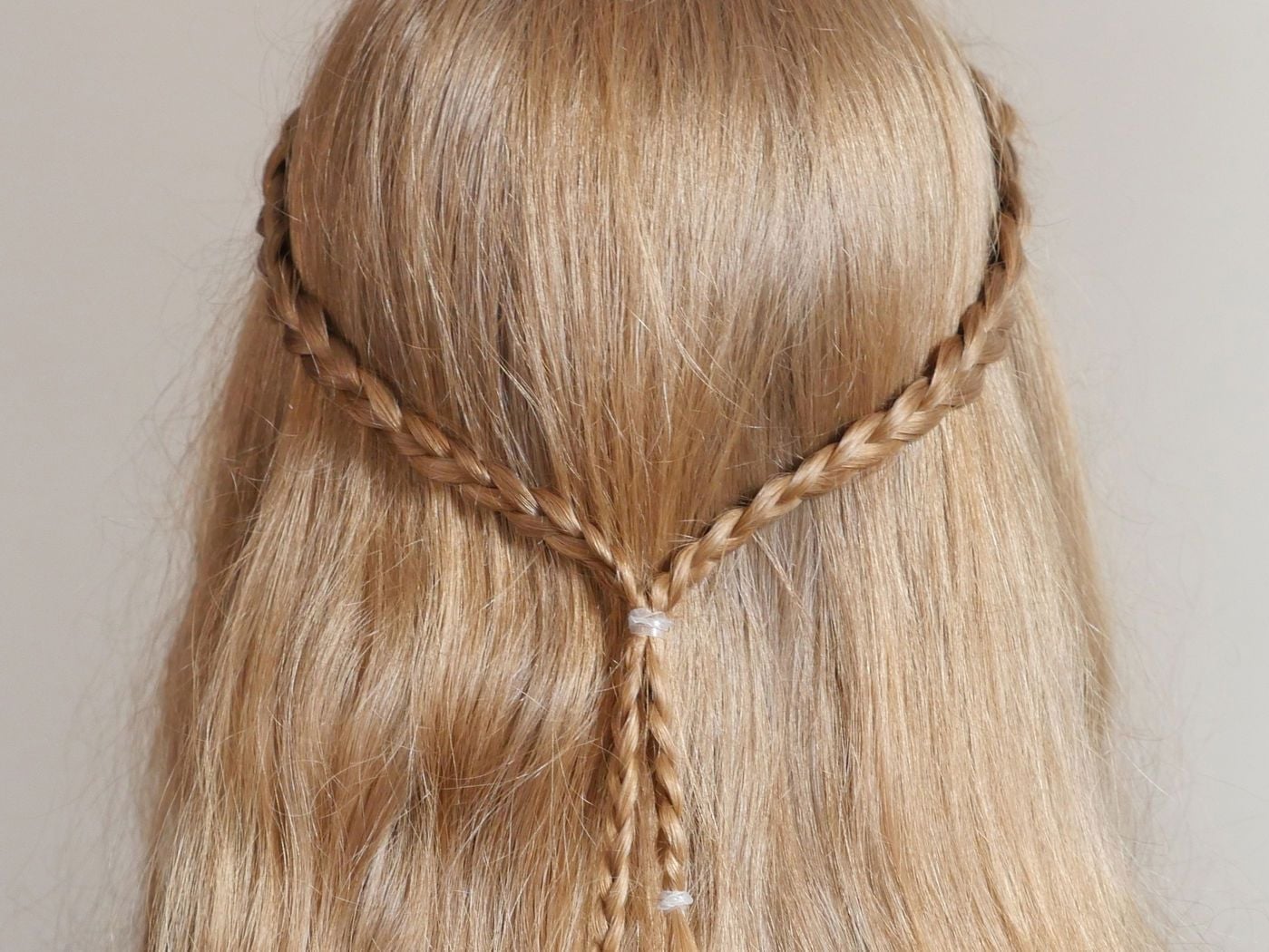 Blonde Heart-Shaped Braid Detail Blonde Heart-Shaped Braid Detail — Braids Easy Ideas