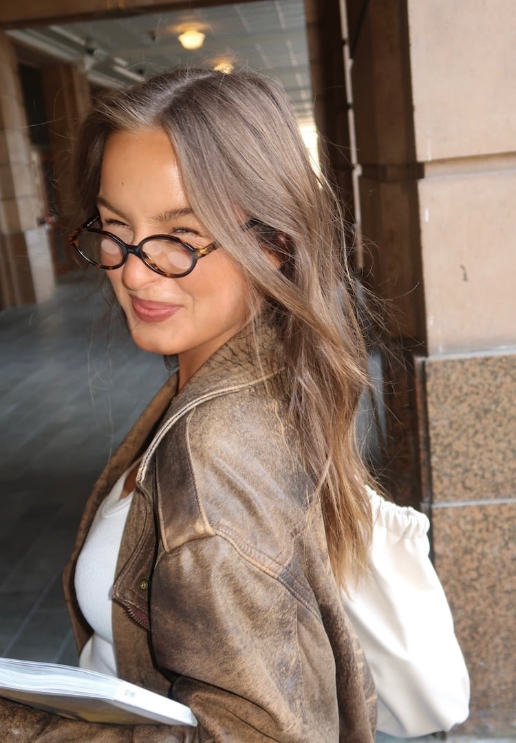 Shoulder Ash Brown With Light Highlights Shoulder Ash Brown With Light Highlights — Brunette Hair Inspiration