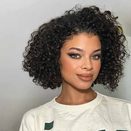 Glossy Black Chin Length Bob With Blonde Highlights — Classy 3c Hairstyles