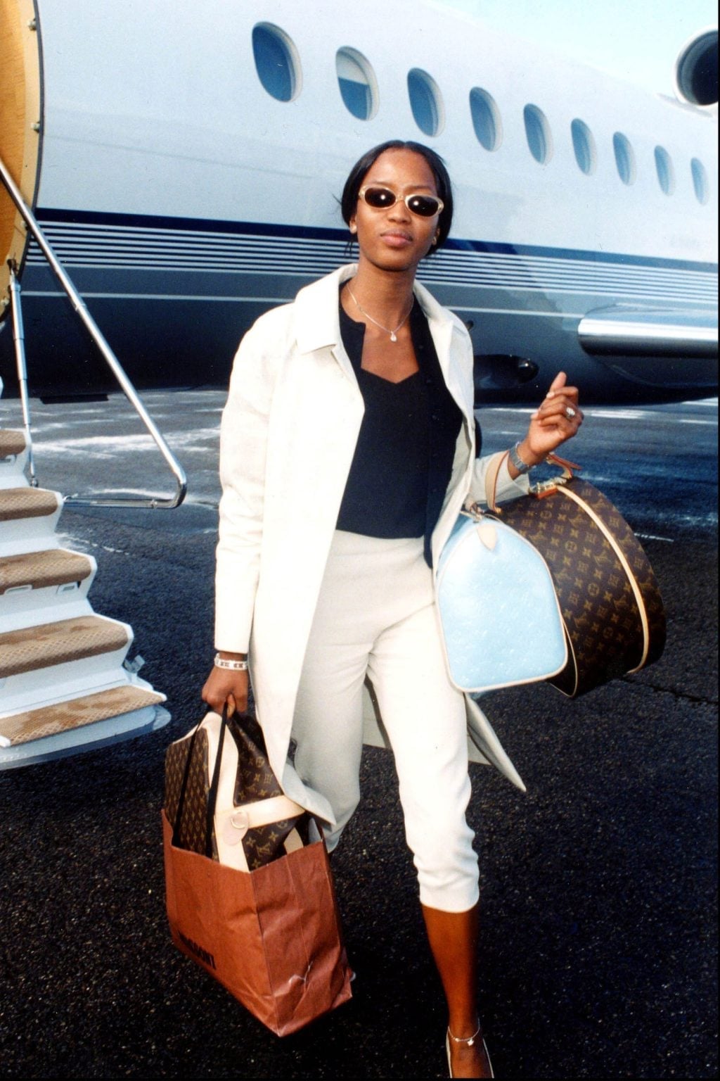 Cream Trench Coat for Chic Travel Style Cream Trench Coat for Chic Travel Style — Classy 90s Outfits