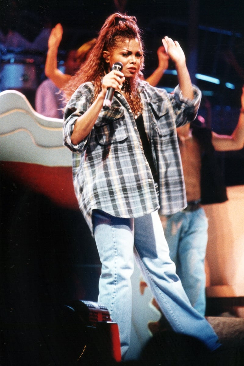 Oversized Plaid Shirt and Baggy Jeans, Close-Up Take Oversized Plaid Shirt and Baggy Jeans, Close-Up Take — Classy 90s Outfits
