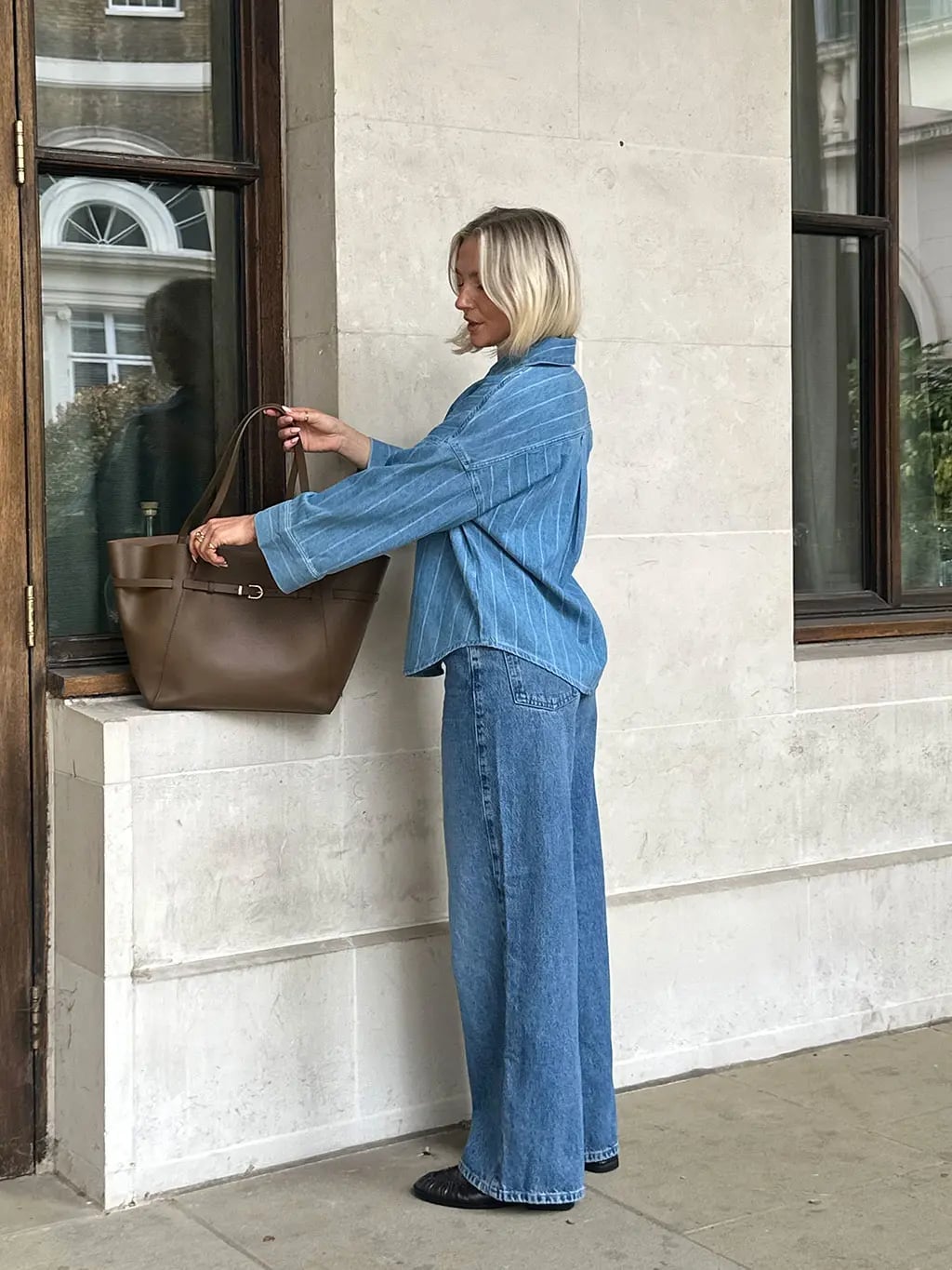 Wide-Leg Jeans and Oversized Denim Shirt With Black Pointed-Toe Flats Wide-Leg Jeans and Oversized Denim Shirt With Black Pointed-Toe Flats — Classy 90s Outfits