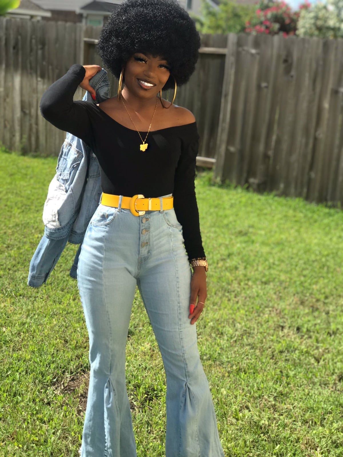 High-waisted Flare Jeans with a Yellow Belt High-waisted Flare Jeans with a Yellow Belt — Classy 90s Outfits Black Women
