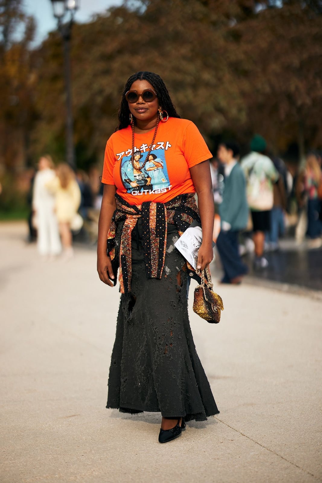 A Distressed Black Maxi Skirt with Graphic Layers A Distressed Black Maxi Skirt with Graphic Layers — Classy 90s Outfits Black Women