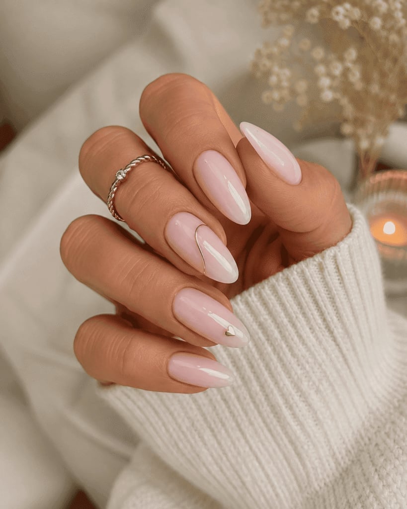 Elegant Gold Accents Short Almond Nails Elegant Gold Accents Short Almond Nails — Classy Acrylic Nails