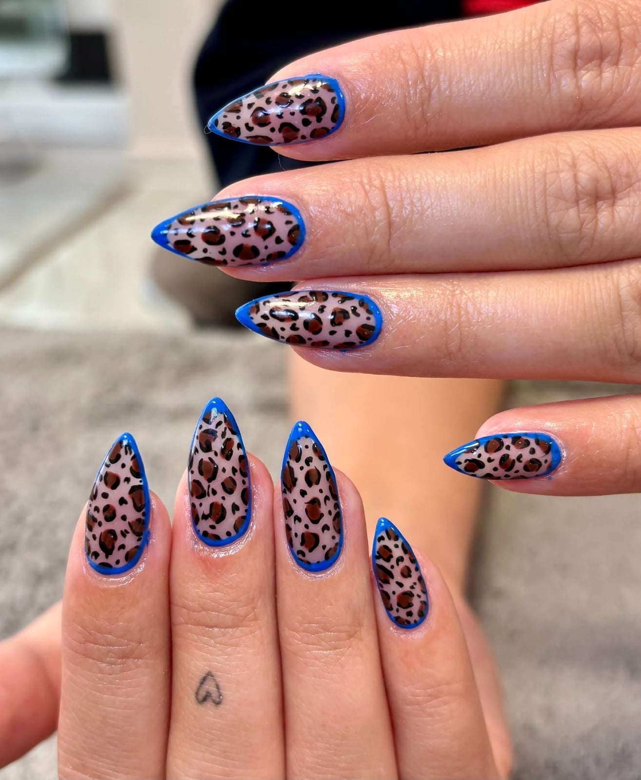 Blue Border Leopard Print Medium Almond Nails, миндаль — Classy Animal Print Nails