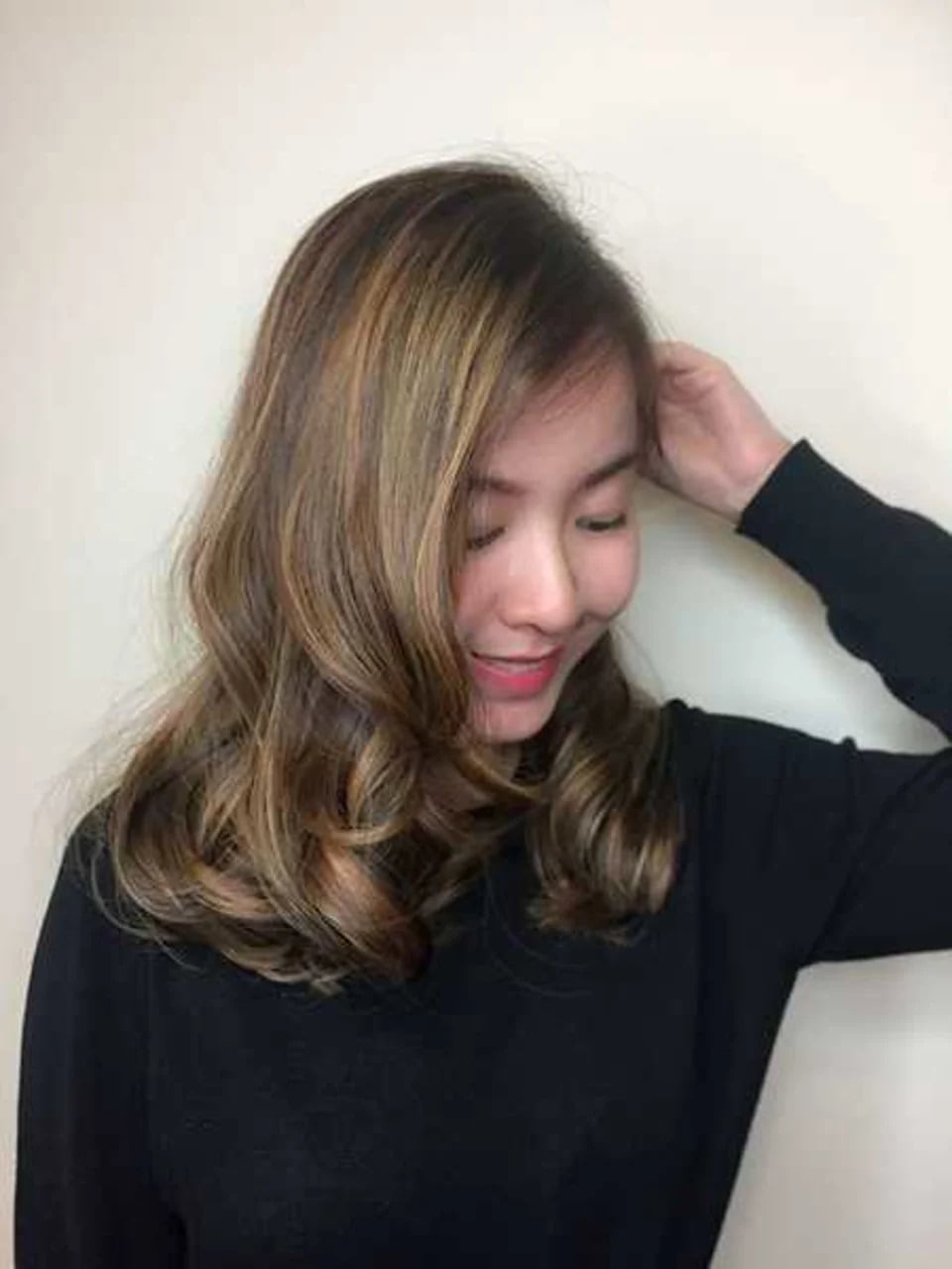 Wavy Brown Hair with Blonde Highlights and Knit Top, A Woman With Long Wavy Brown Hair with Blonde Highlights and Knit Top, A Woman With Long — Classy Babylights