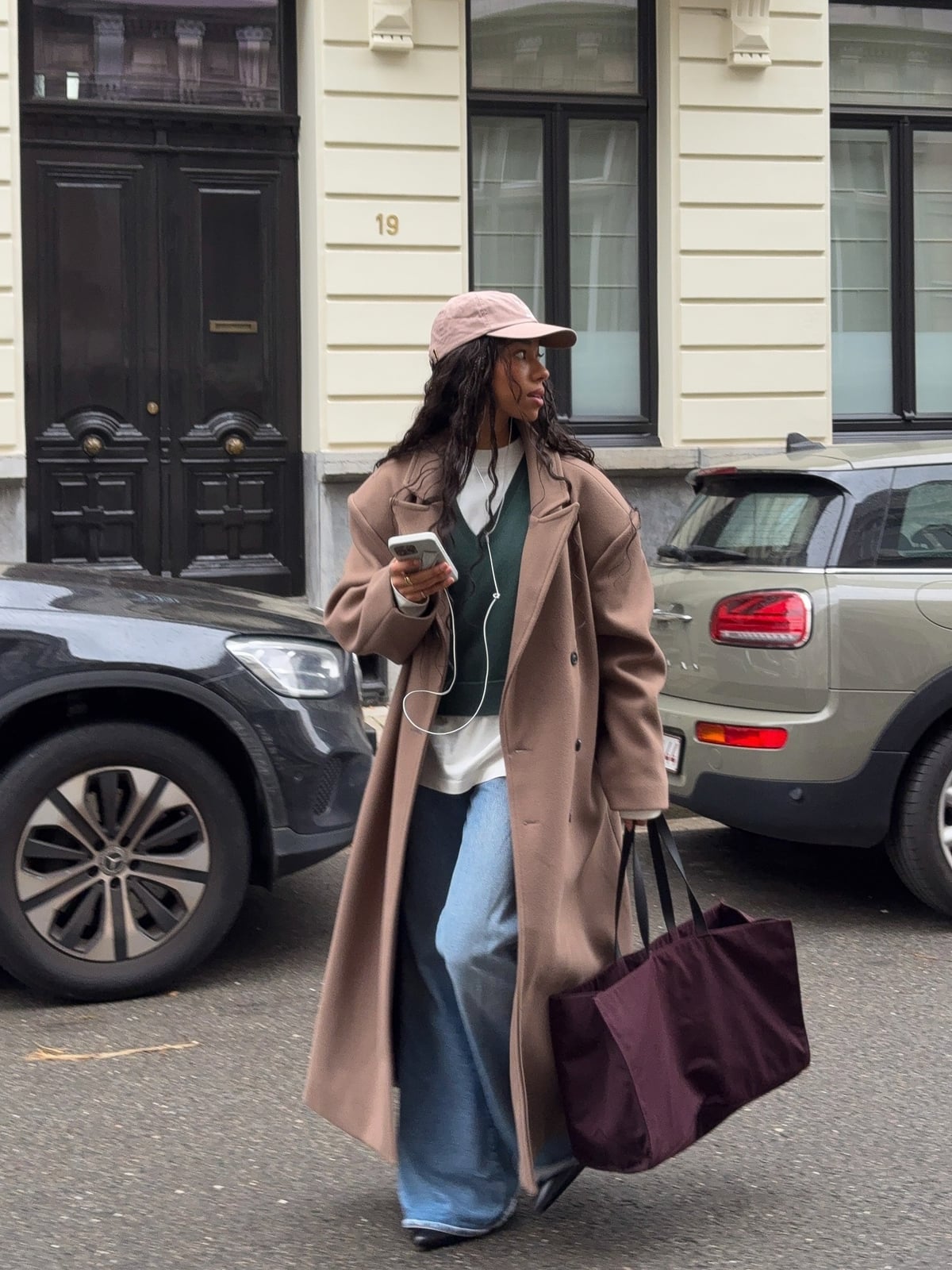 Wide Leg Jeans Under a Long Oversized Brown Coat — Classy Baggy Outfits