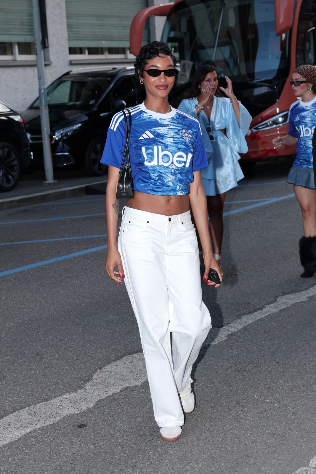 Oversized White Wide Leg Jeans with Blue Cropped T-Shirt — Classy Baggy Outfits