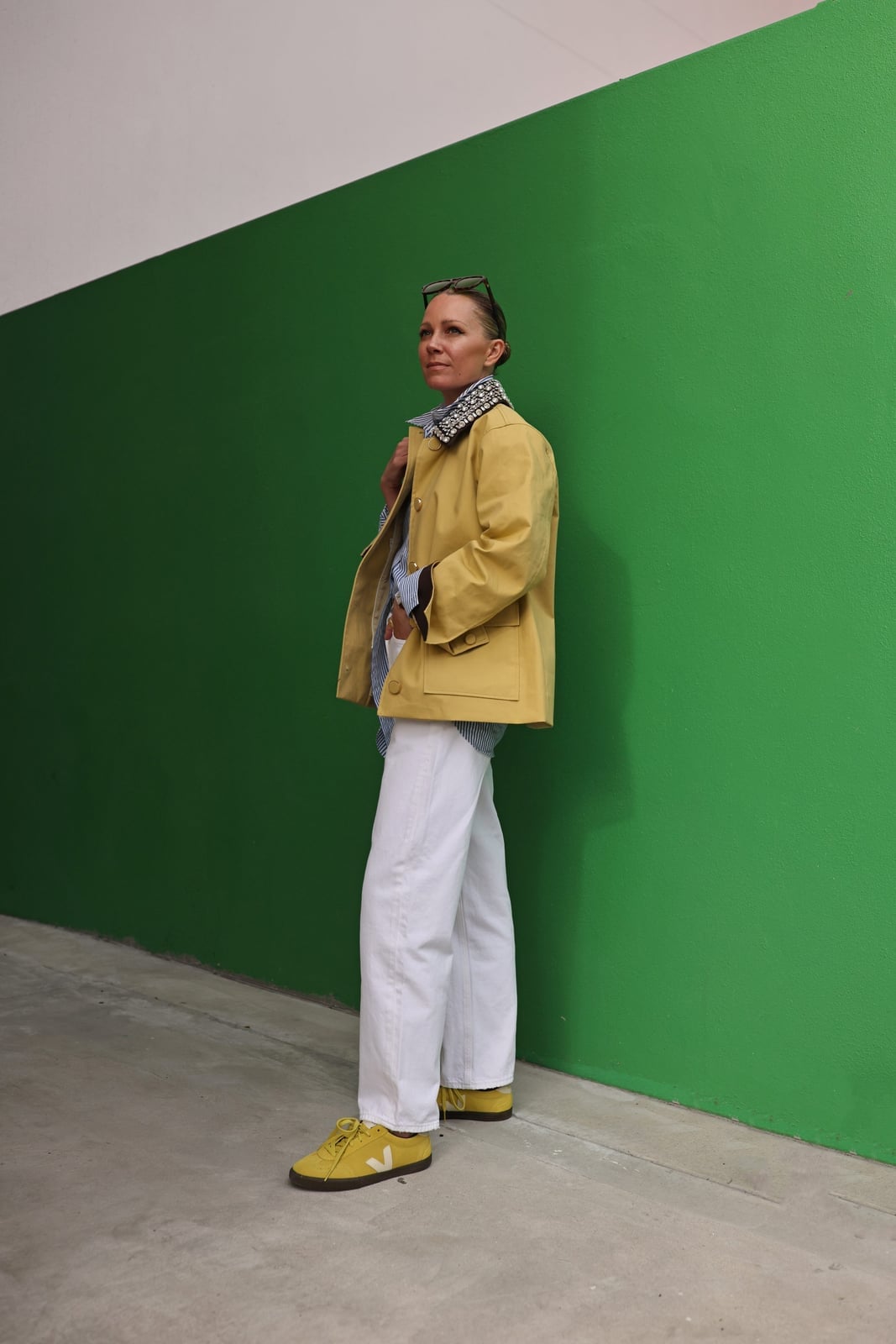 Oversized Baggy Jeans with Yellow Cropped Jacket — Classy Baggy Outfits