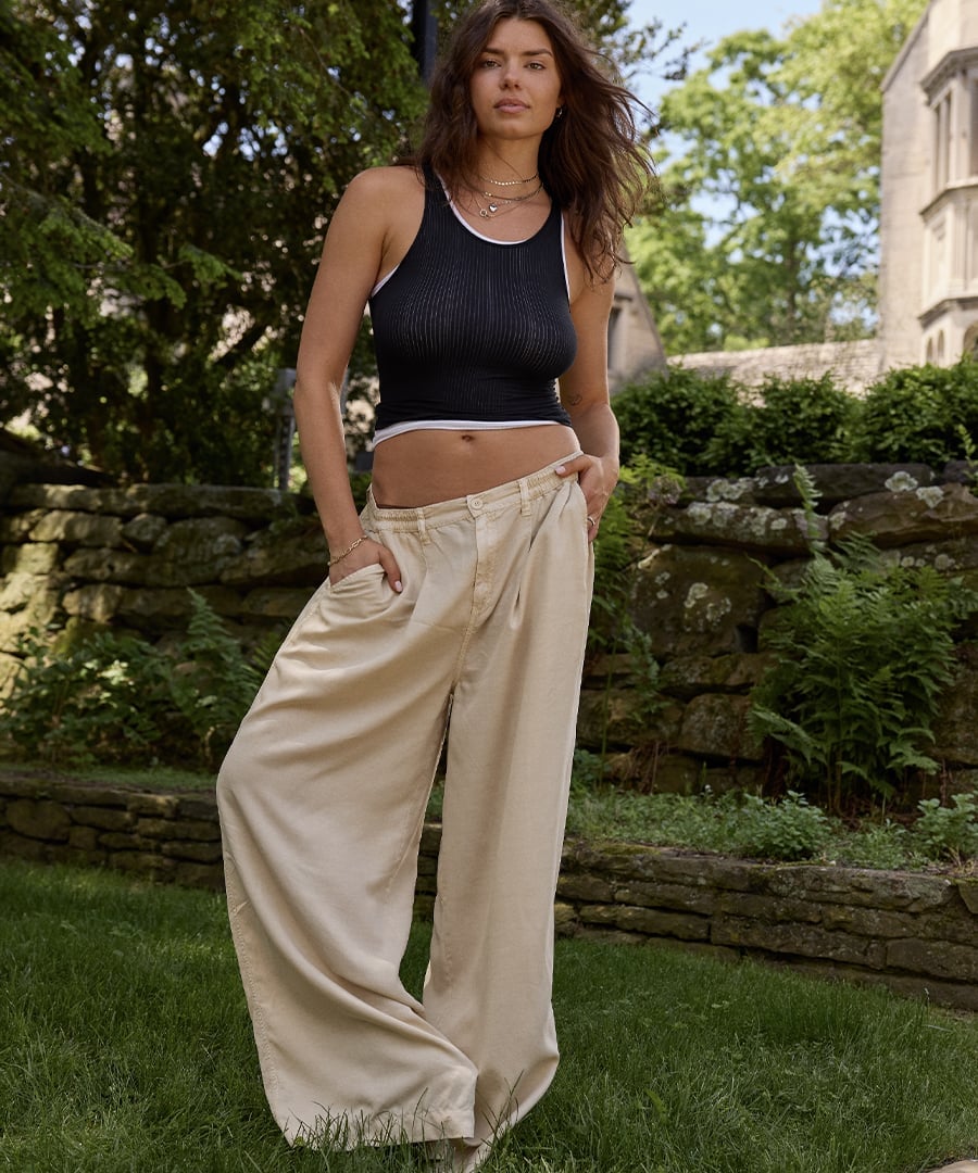 Oversized Beige Trousers and Black Tank Top — Classy Baggy Outfits