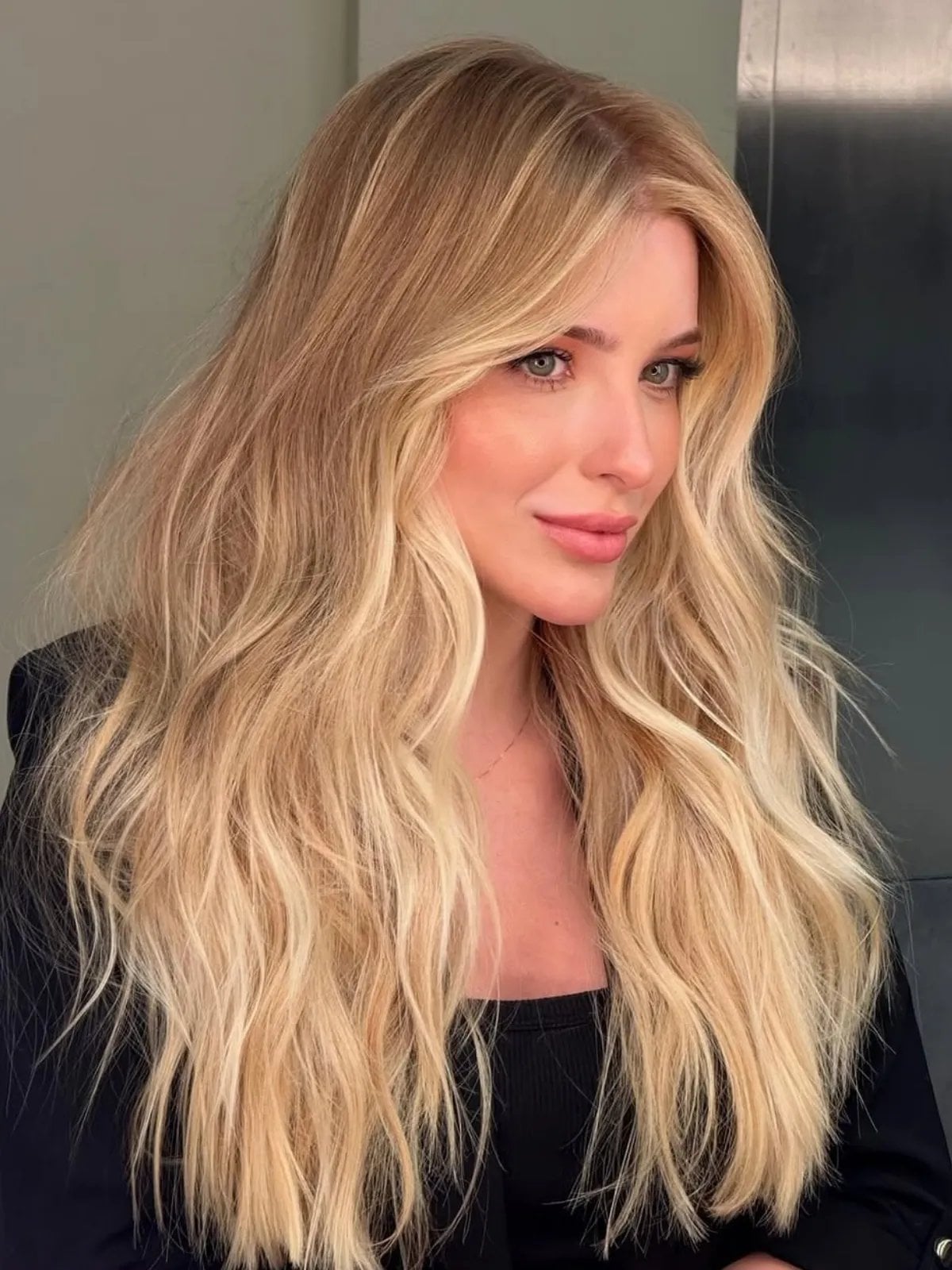 Collarbone Butter Blonde Balayage With Soft Waves and Curtain Bangs — Classy Balayage Hair Blonde