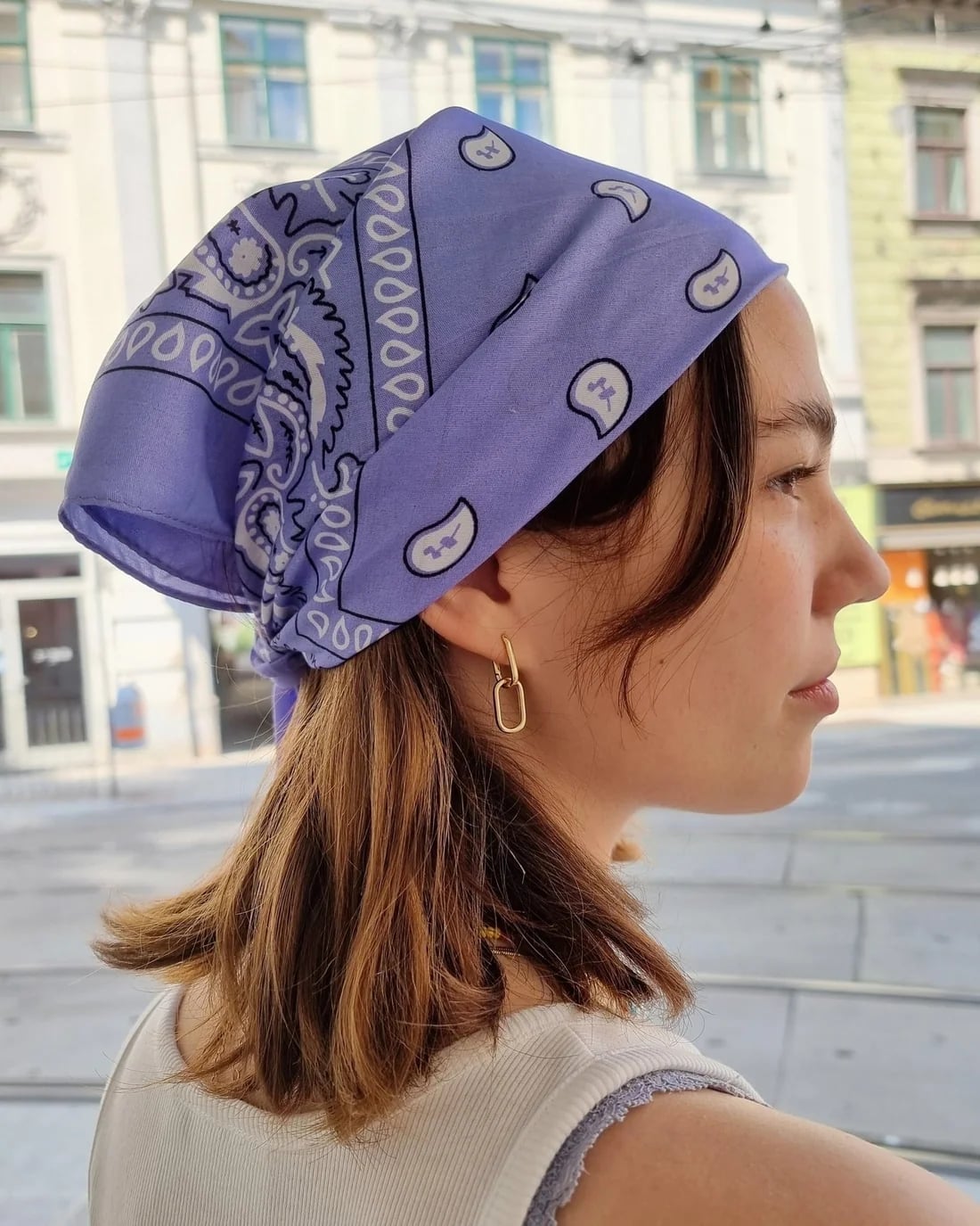 Collarbone Wavy Hair With Curtain Bangs And Headscarf — Classy Bandana Hair