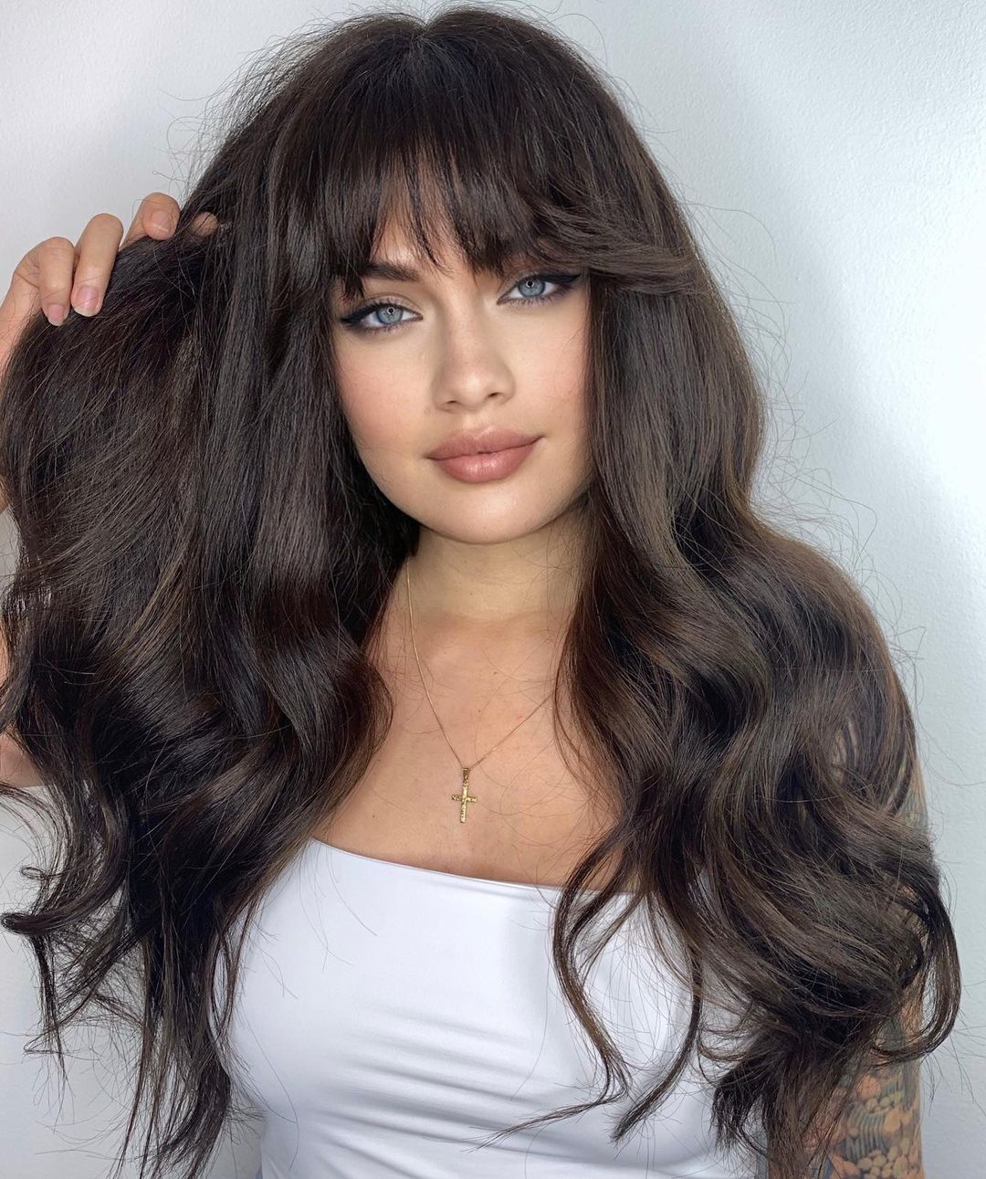 Mid-Back Layers With Curtain Bangs and Middle Parting Mid-Back Layers With Curtain Bangs and Middle Parting — Classy Bangs for Round Face