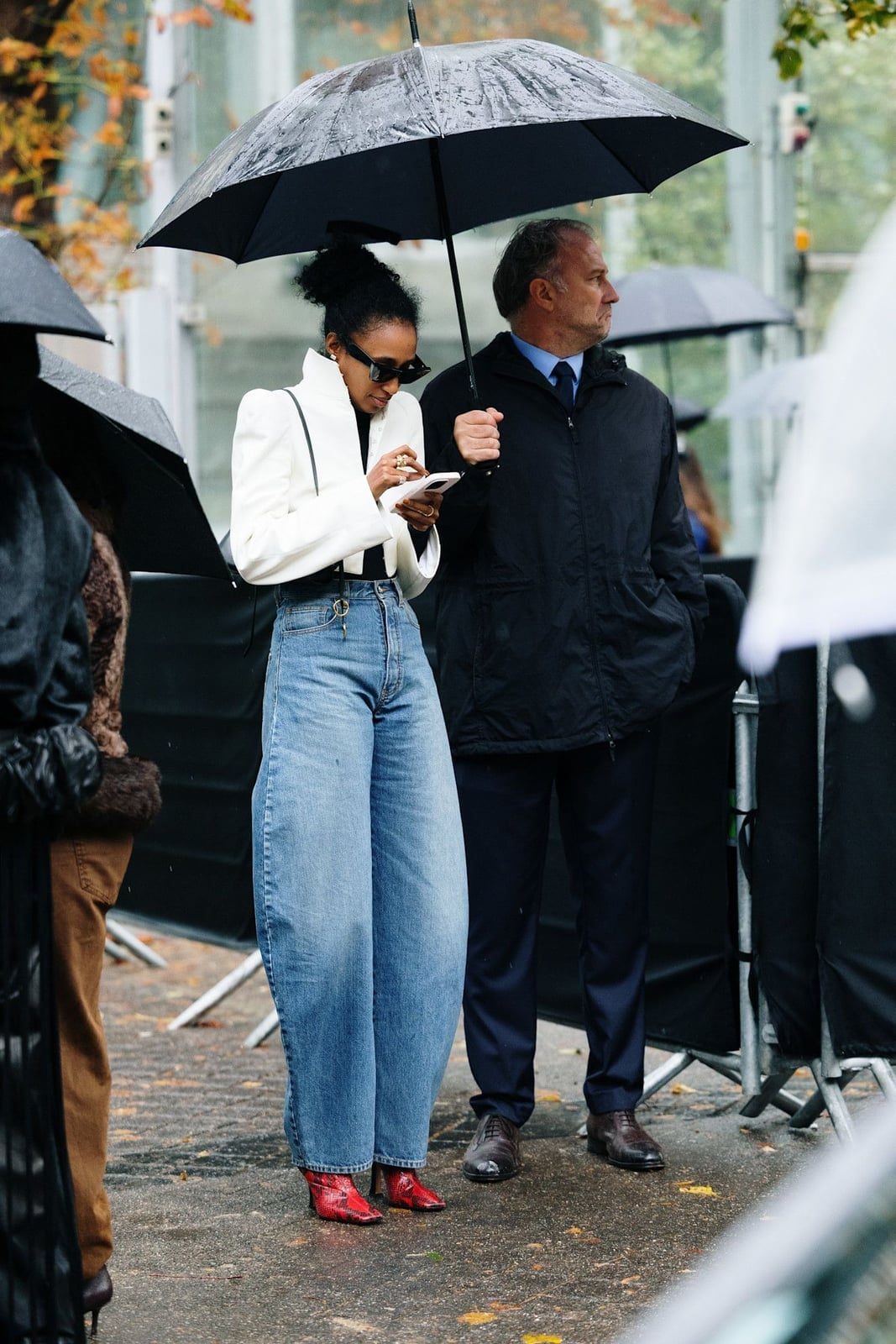 Extreme Barrel Leg Jeans With Turtleneck And Cropped Jacket Extreme Barrel Leg Jeans With Turtleneck And Cropped Jacket — Classy Barrel Jeans Outfits