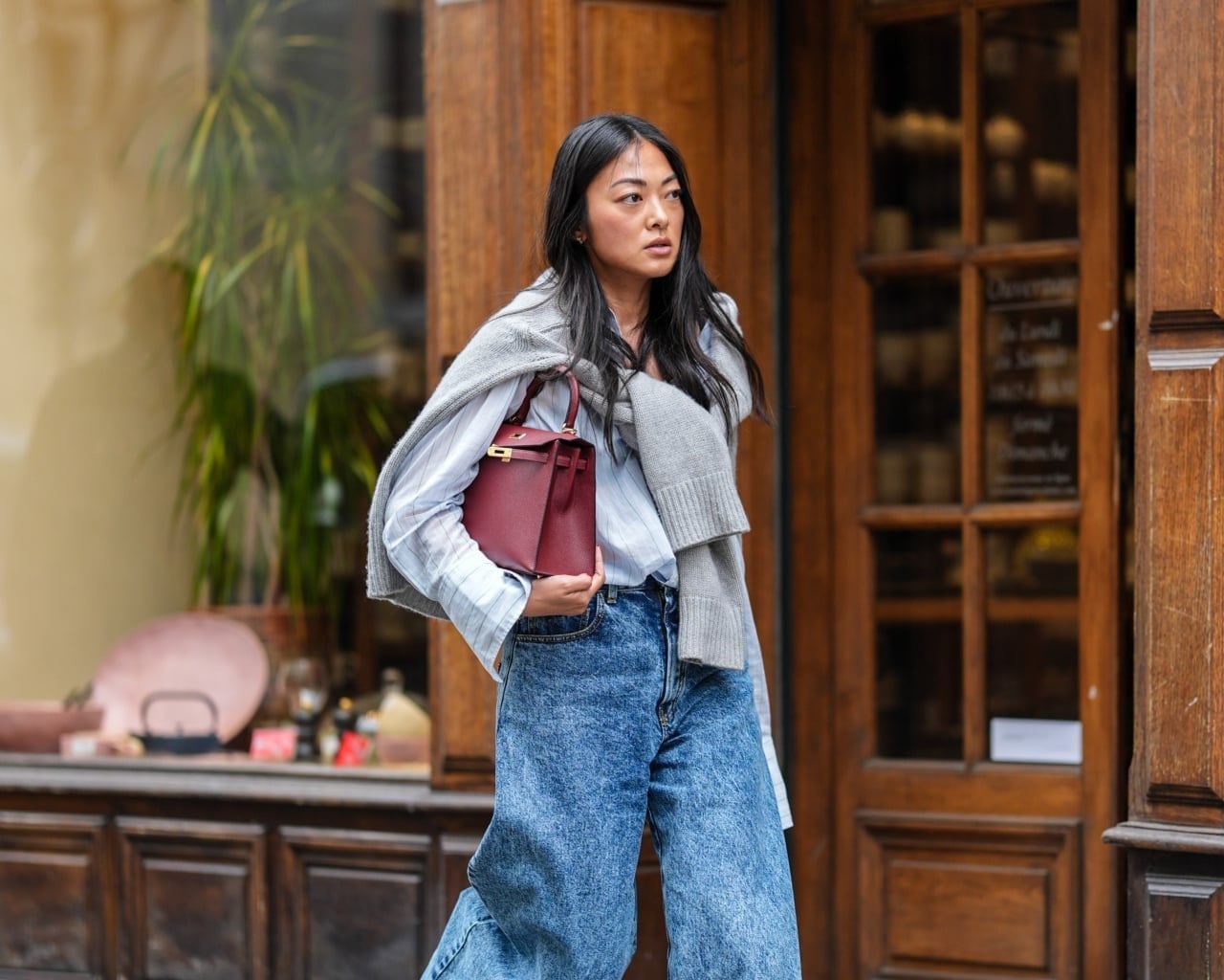 Acid Wash Barrel Jeans With White Shirt And Grey, Close-Up Take Acid Wash Barrel Jeans With White Shirt And Grey, Close-Up Take — Classy Barrel Jeans Outfits