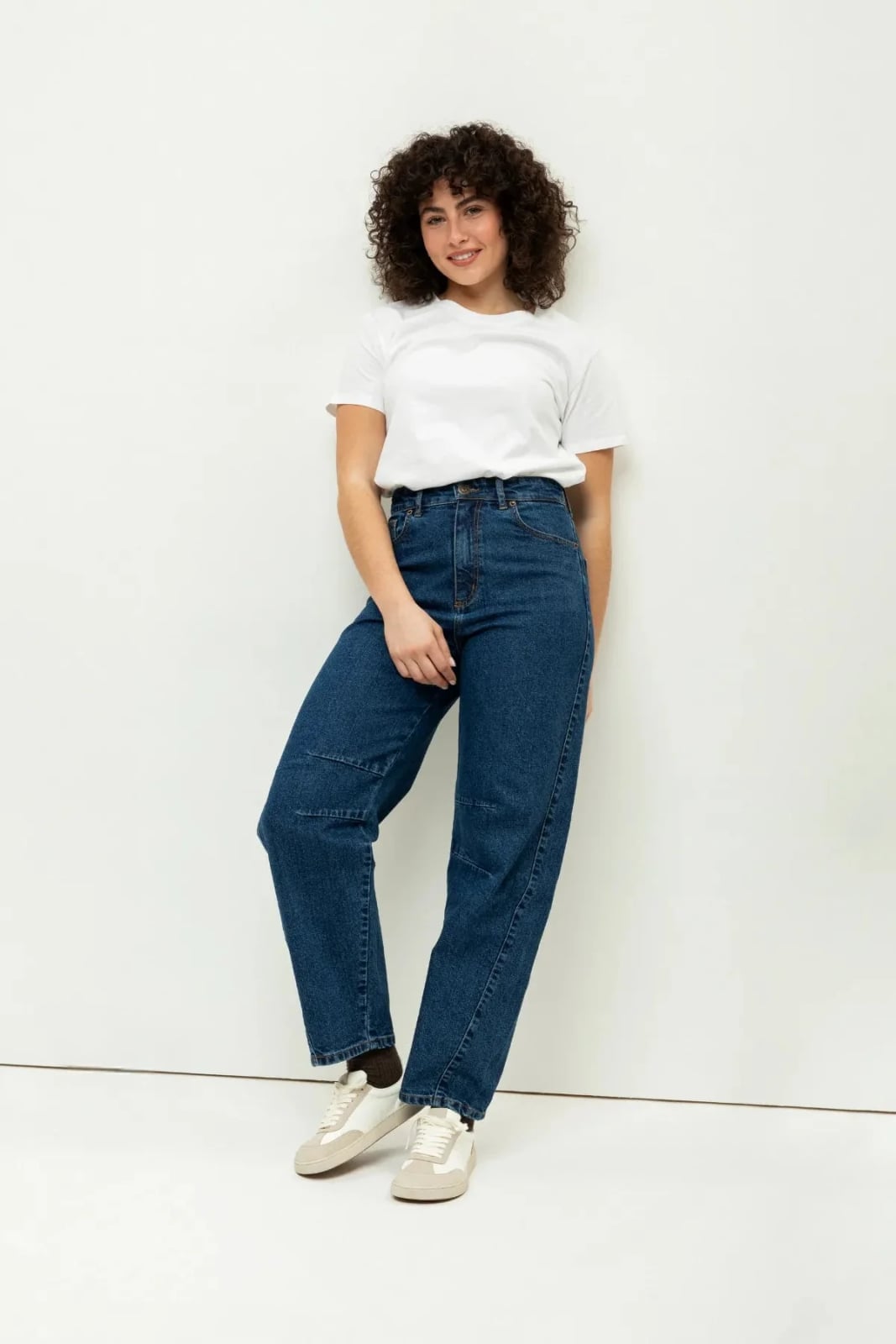 Medium Wash Barrel Jeans With Visible Seam Details Medium Wash Barrel Jeans With Visible Seam Details — Classy Barrel Jeans Outfits